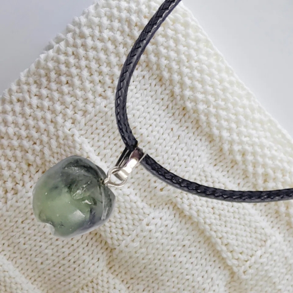 .👣4/$20 ~Tiny Green Apple Natural Stone Pendant with Leather Necklace - Picture 6 of 6